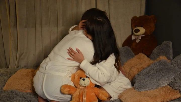 Dịch vụ ôm ấp chống cô đơn đắt khách: 'Xếp hàng' cả tuần để được ôm trong 1 giờ- Ảnh 2. Dịch vụ ôm ấp chống cô đơn đắt khách: 'Xếp hàng' cả tuần để được ôm trong 1 giờ- Ảnh 2.