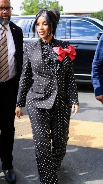 Trần đời chưa thấy ai hầu toà như sao nữ này: Hết cợt nhả, ngủ gục, rồi lại xô xát ngay sau xét xử!- Ảnh 3. Trần đời chưa thấy ai hầu toà như sao nữ này: Hết cợt nhả, ngủ gục, rồi lại xô xát ngay sau xét xử!- Ảnh 3.