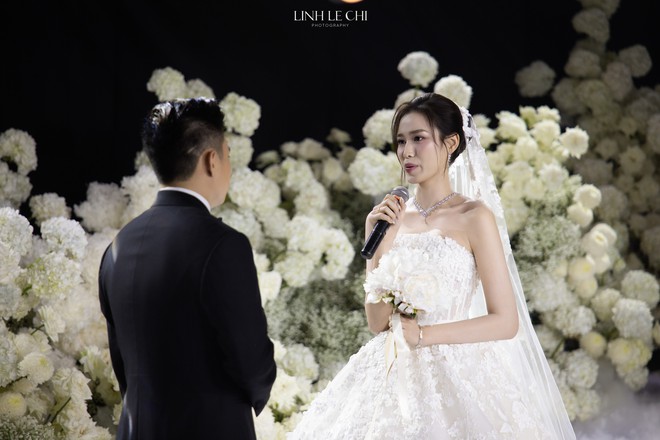 Đám cưới Hoa hậu Đỗ Hà - Viết Vương tại Hà Nội: Cô dâu ôm chồng khóc nức nở,