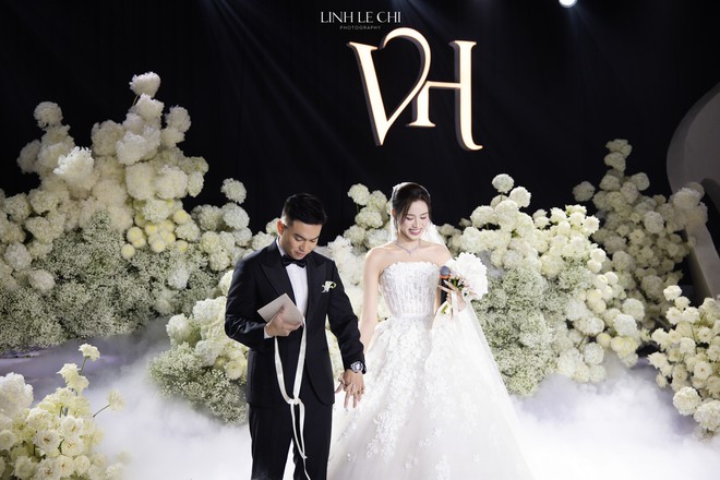 Đám cưới Hoa hậu Đỗ Hà - Viết Vương tại Hà Nội: Cô dâu ôm chồng khóc nức nở,