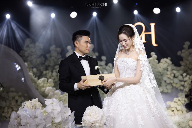 Đám cưới Hoa hậu Đỗ Hà - Viết Vương tại Hà Nội: Cô dâu ôm chồng khóc nức nở,