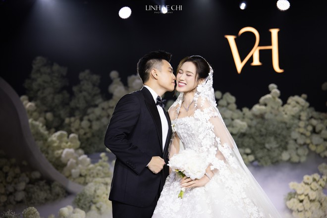 Đám cưới Hoa hậu Đỗ Hà - Viết Vương tại Hà Nội: Cô dâu ôm chồng khóc nức nở,