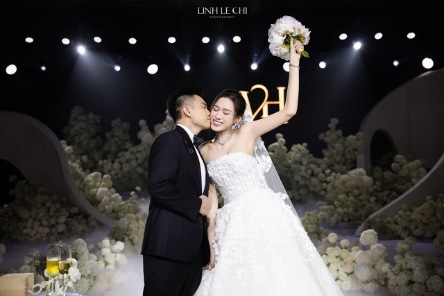 Đám cưới Hoa hậu Đỗ Hà - Viết Vương tại Hà Nội: Cô dâu ôm chồng khóc nức nở,