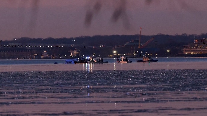 Cận cảnh khoảnh khắc kinh hoàng khi 2 máy bay va chạm trên bầu trời Mỹ khiến 67 người thiệt mạng- Ảnh 2.