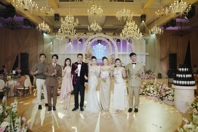 Sự thật màn bắt hoa cưới tại hôn lễ Hồ Quỳnh Hương: Lộ clip Sự thật màn bắt hoa cưới tại hôn lễ Hồ Quỳnh Hương: Lộ clip