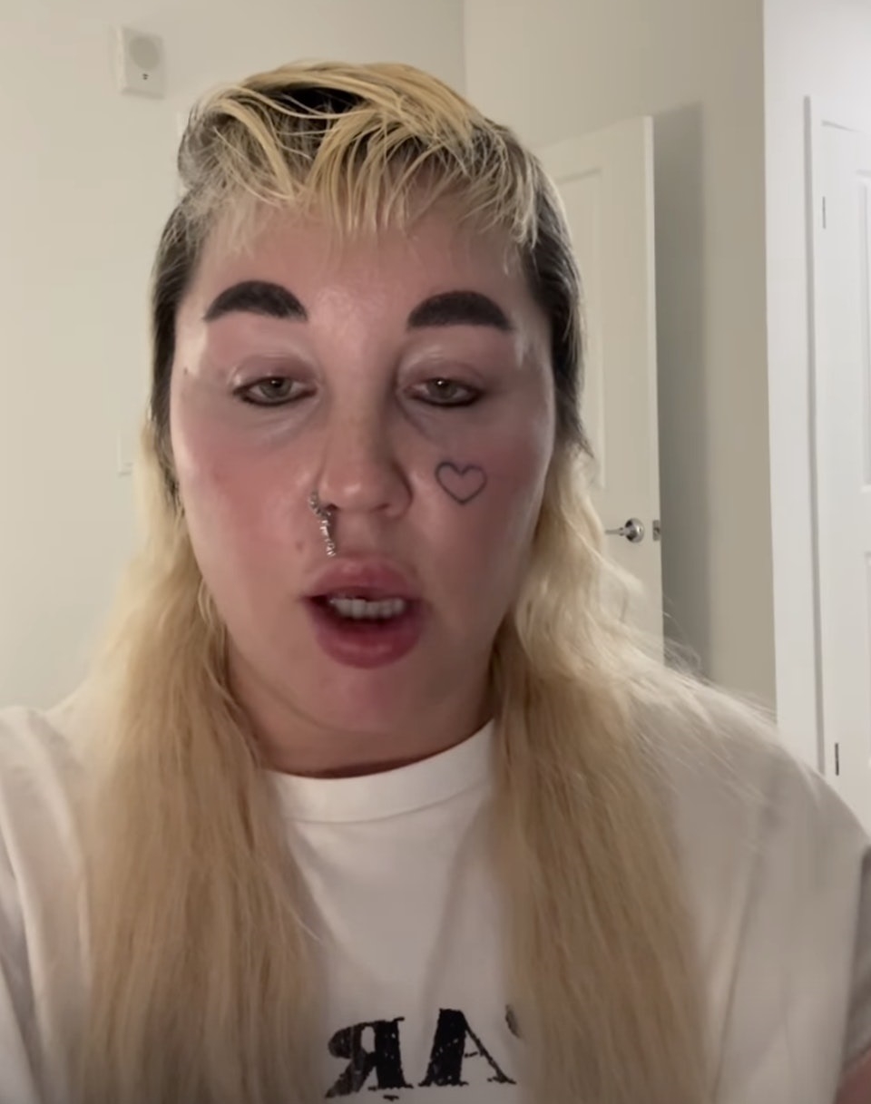 Ngoại hình gây sốc tột độ của công chúa showbiz sau khi bị bắt vào viện tâm thần- Ảnh 1. Ngoại hình gây sốc tột độ của công chúa showbiz sau khi bị bắt vào viện tâm thần- Ảnh 1.