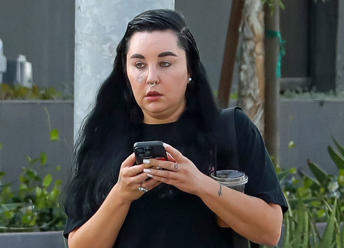 Ngoại hình gây sốc tột độ của công chúa showbiz sau khi bị bắt vào viện tâm thần- Ảnh 5. Ngoại hình gây sốc tột độ của công chúa showbiz sau khi bị bắt vào viện tâm thần- Ảnh 5.