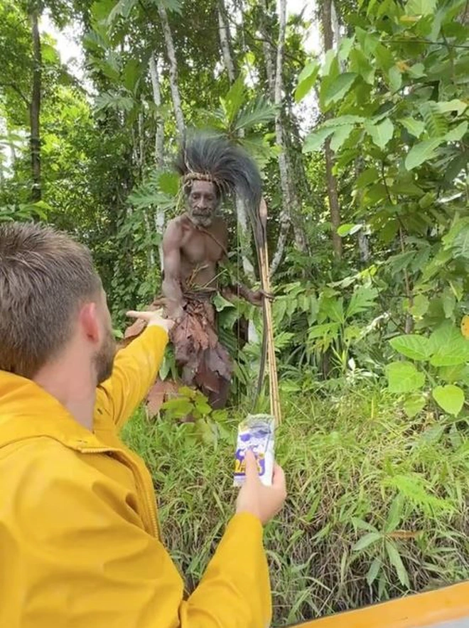 YouTuber suýt bị tấn công khi xâm nhập vùng đất của