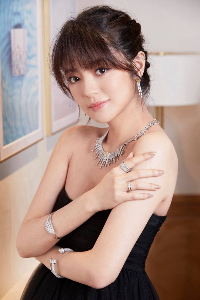 "Nữ diễn viên phim giờ vàng" khóc đến ngất xỉu khi chồng đại gia bị bắt andihien3 1 17603329824201164718508 1760347217017 1760347218170896025876