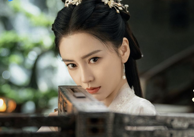 5 mỹ nhân có gương mặt đẹp nhất Trung Quốc: Địch Lệ Nhiệt Ba lại thua Dương Mịch, hạng 1 không ai dám cãi- Ảnh 4.