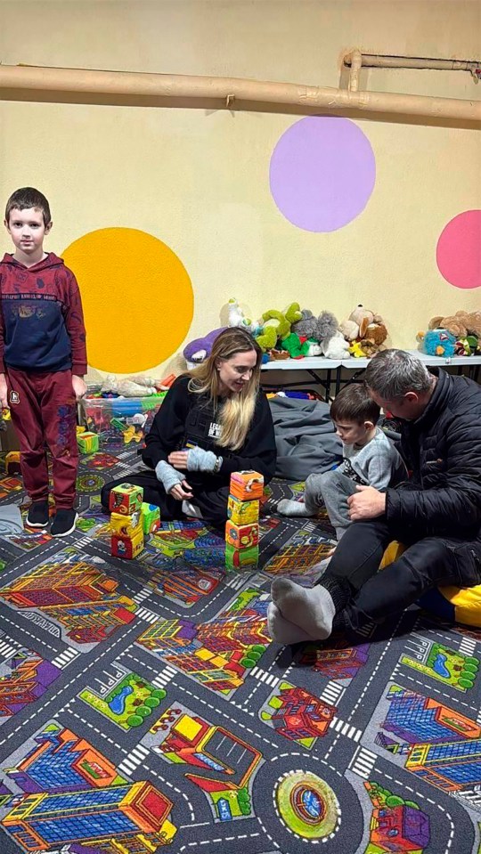 "Nữ hoàng màn ảnh" Angelina Jolie sốc tột độ giữa chuyến thiện nguyện khi vệ sĩ bị áp giải đi thực hiện nghĩa vụ quân sự angelina jolie s bodyguard driver 1036484875 1762483402721 17624834029631916154053