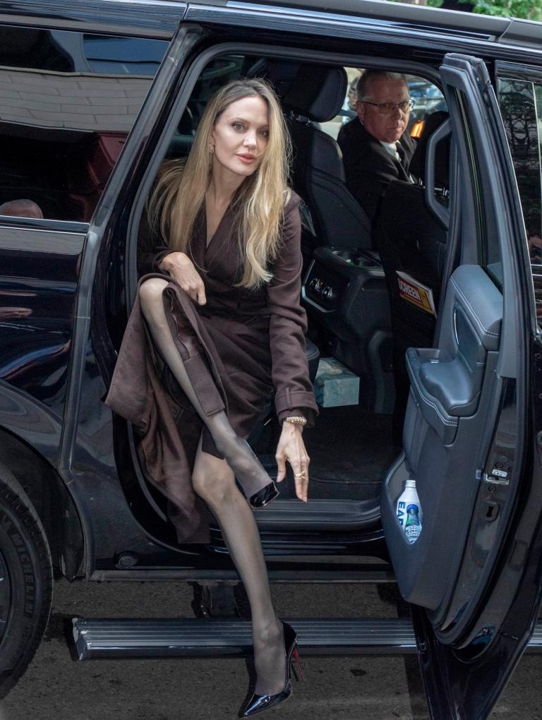 Angelina Jolie tái hiện màn khoe chân dài miên man đình đám 1 thời, Angelina Jolie tái hiện màn khoe chân dài miên man đình đám 1 thời,