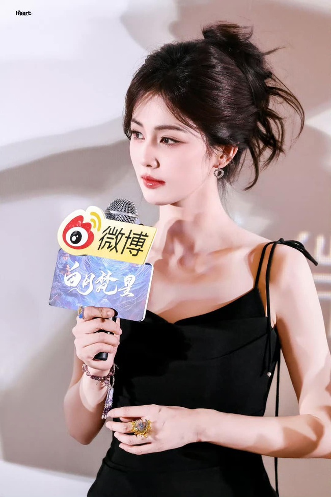 "Công chúa bong bóng" đẹp nhất màn ảnh Hoa ngữ hiện tại: Nhan sắc lên hương dữ dội, tỏa sáng rực rỡ hậu Đêm Hội Weibo anh 1 17366808634851875715844 1736684058681 1736684060905142602047