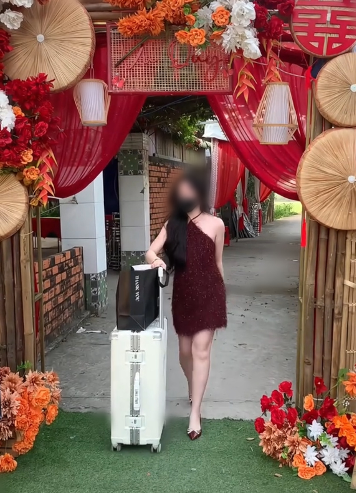 Diện váy ngắn, đầm hở lưng, thợ make-up gây xôn xao, bị cho là cố tình