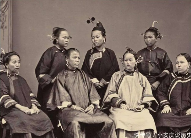 6 ảnh hiếm cuối thời nhà Thanh: Vợ lẽ lén tỏ thái độ với chính thất, binh lính tập luyện khí thế sôi sục- Ảnh 1. 6 ảnh hiếm cuối thời nhà Thanh: Vợ lẽ lén tỏ thái độ với chính thất, binh lính tập luyện khí thế sôi sục- Ảnh 1.