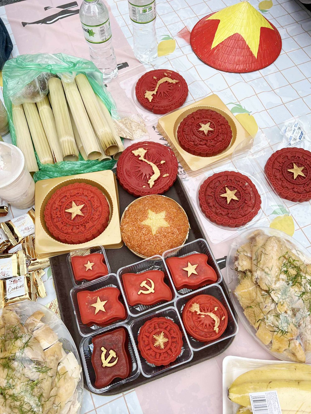 Mâm cỗ nhóm chị Chi mang theo khi đi xem sơ duyệt diễu binh 2/9