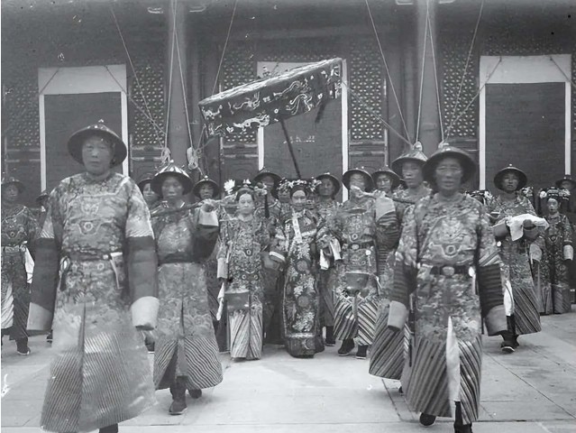 Ảnh hiếm thời Thanh: Nhà quan treo da hổ trấn trạch, đội quân thái giám của Từ Hi có điểm này khác thường- Ảnh 8.