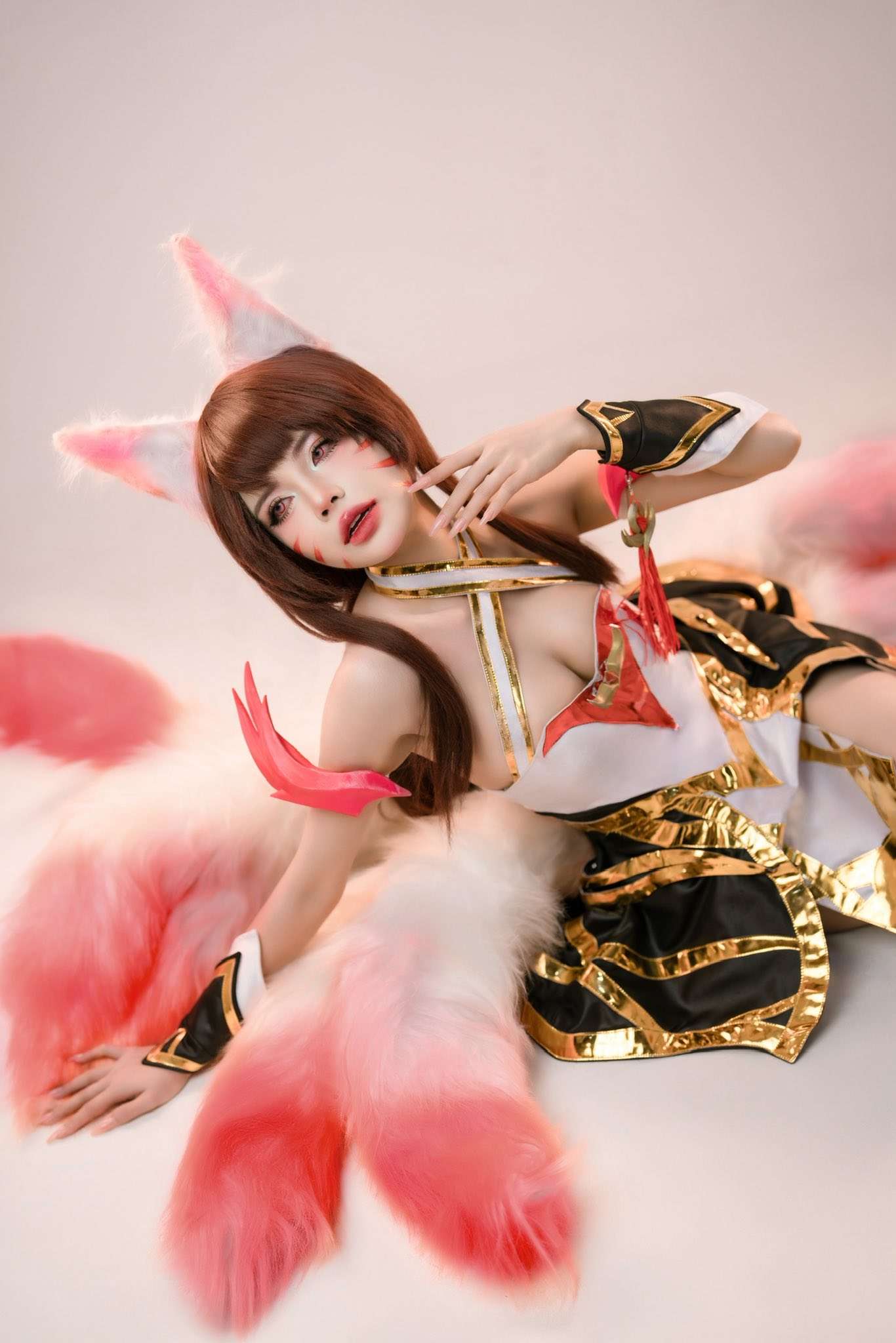 Mai Dora cosplay Ahri tung chiêu