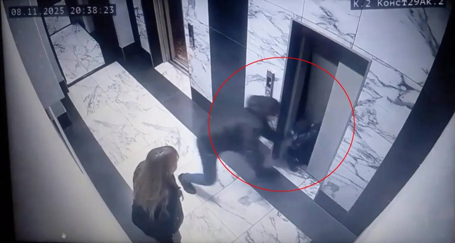 Khoảnh khắc kinh hoàng: Bé trai 2 tuổi rơi thẳng xuống hố thang máy ngay trước mắt cha mẹ- Ảnh 1.