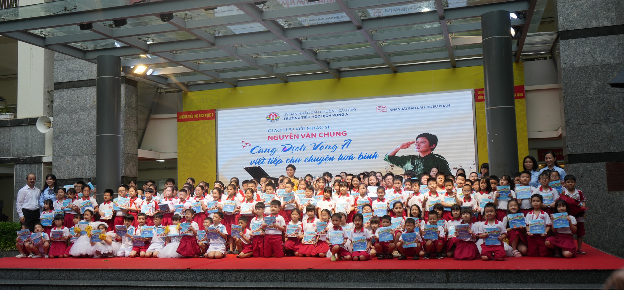 Nhạc sỹ Nguyễn Văn Chung trong buổi giao lưu với học sinh trường Dịch Vọng A