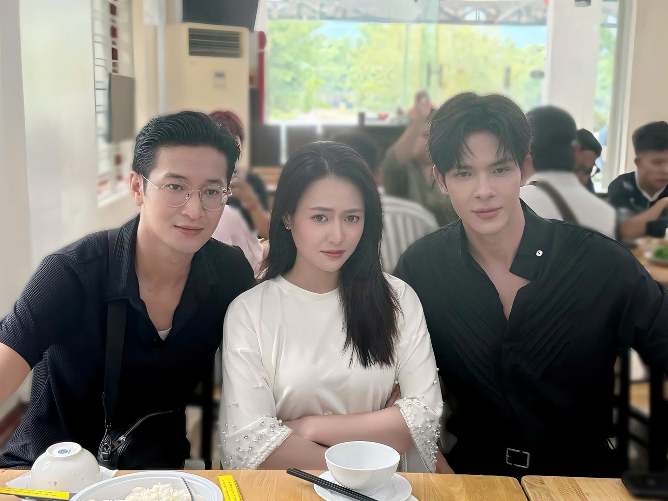 Vbiz có cặp đôi bí mật kết hôn 4 năm mà không ai biết, nhà gái đẹp đến nỗi cả nước cấm dao kéo- Ảnh 1.