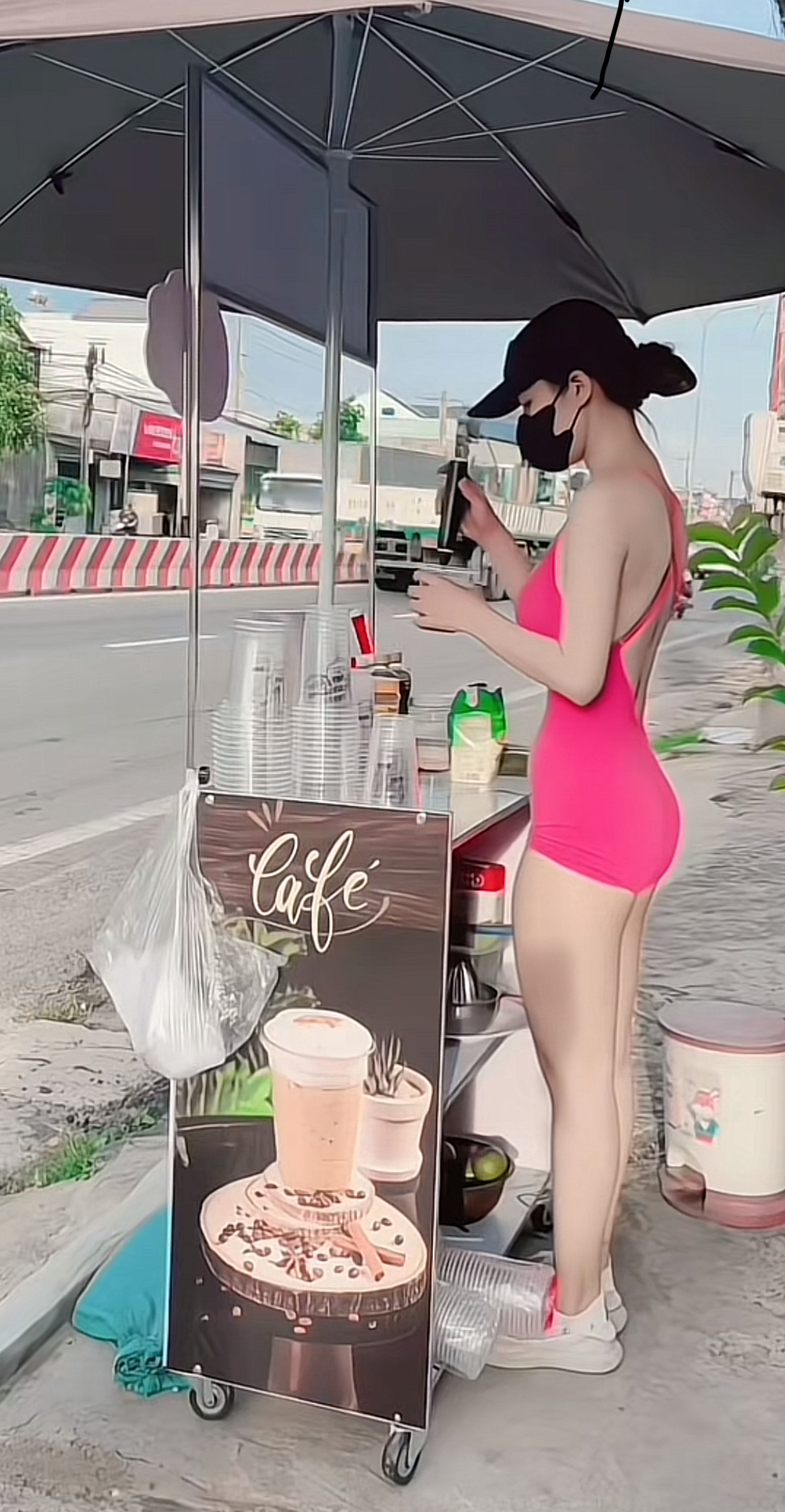 anh-2-1-17553057216691212349578-1755332572735-17553325729701897756402 "Hot girl bán cafe" phản ứng trước bàn tán, tự tin "flex" body cực gắt trong phòng gym anh 2 1 17553057216691212349578 1755332572735 17553325729701897756402