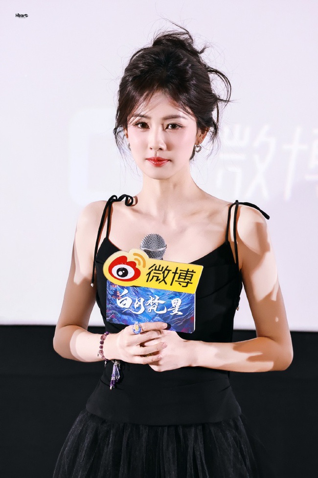 "Công chúa bong bóng" đẹp nhất màn ảnh Hoa ngữ hiện tại: Nhan sắc lên hương dữ dội, tỏa sáng rực rỡ hậu Đêm Hội Weibo anh 2 17366832320831952328957 1736684067663 1736684068106435209234