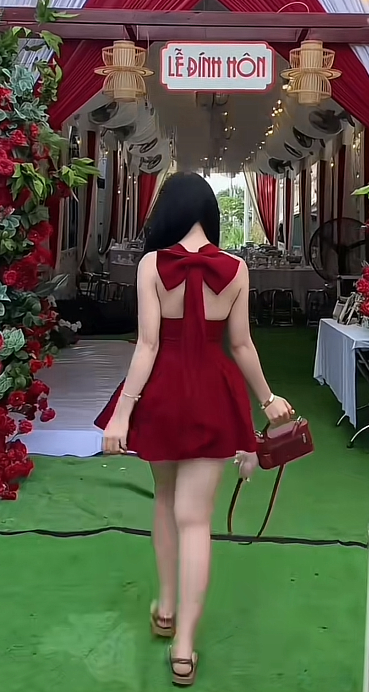 Diện váy ngắn, đầm hở lưng, thợ make-up gây xôn xao, bị cho là cố tình