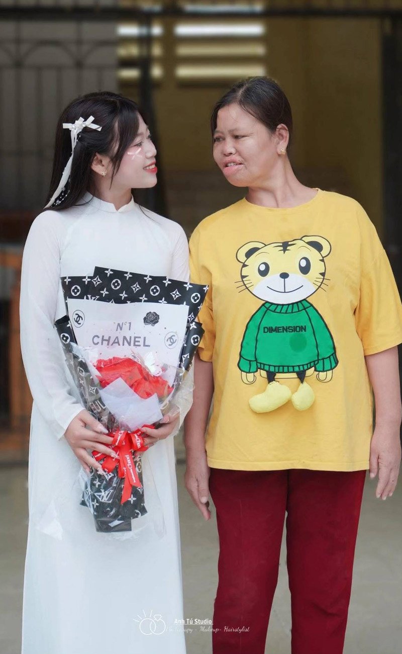 Chuyện cảm động sau bức ảnh kỷ yếu bố mẹ chụp cùng con gái ở Hòa Bình - 2