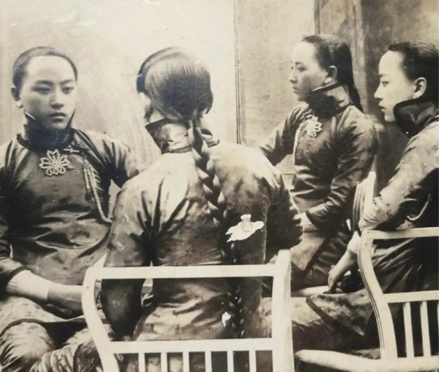 6 bức hình hiếm cuối thời nhà Thanh: Ảnh tiểu thư khuê các trở nên đặc biệt nhờ hiệu ứng từ vật dụng này- Ảnh 4. 6 bức hình hiếm cuối thời nhà Thanh: Ảnh tiểu thư khuê các trở nên đặc biệt nhờ hiệu ứng từ vật dụng này- Ảnh 4.