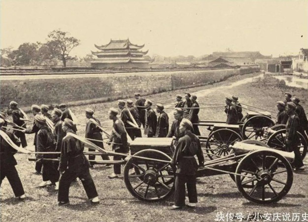 6 ảnh hiếm cuối thời nhà Thanh: Vợ lẽ lén tỏ thái độ với chính thất, binh lính tập luyện khí thế sôi sục- Ảnh 6. 6 ảnh hiếm cuối thời nhà Thanh: Vợ lẽ lén tỏ thái độ với chính thất, binh lính tập luyện khí thế sôi sục- Ảnh 6.