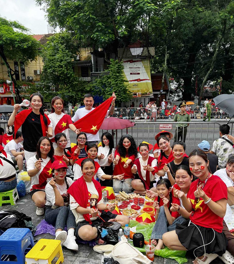 Cả nhóm háo hức chờ đợi xem sơ duyệt diễu binh 