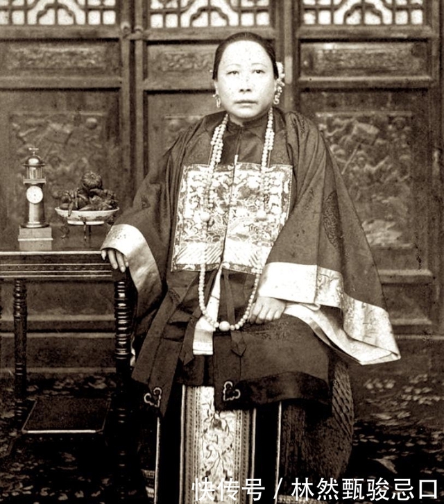 7 ảnh hiếm hé lộ nhan sắc người phụ nữ thời nhà Thanh: Chuyên gia khẳng định họ có thể đánh bại diễn viên- Ảnh 1.