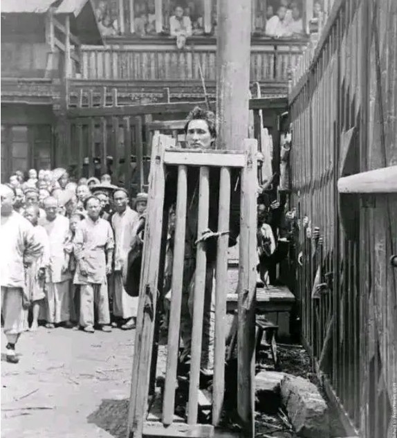 Ảnh hiếm thời Thanh: Nhà quan treo da hổ trấn trạch, đội quân thái giám của Từ Hi có điểm này khác thường- Ảnh 1.