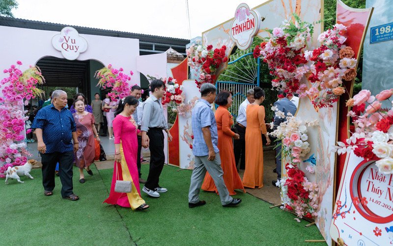 Nhà trai đi vài bước là sang đến nhà gái 