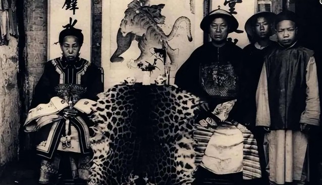 Ảnh hiếm thời Thanh: Nhà quan treo da hổ trấn trạch, đội quân thái giám của Từ Hi có điểm này khác thường- Ảnh 3.