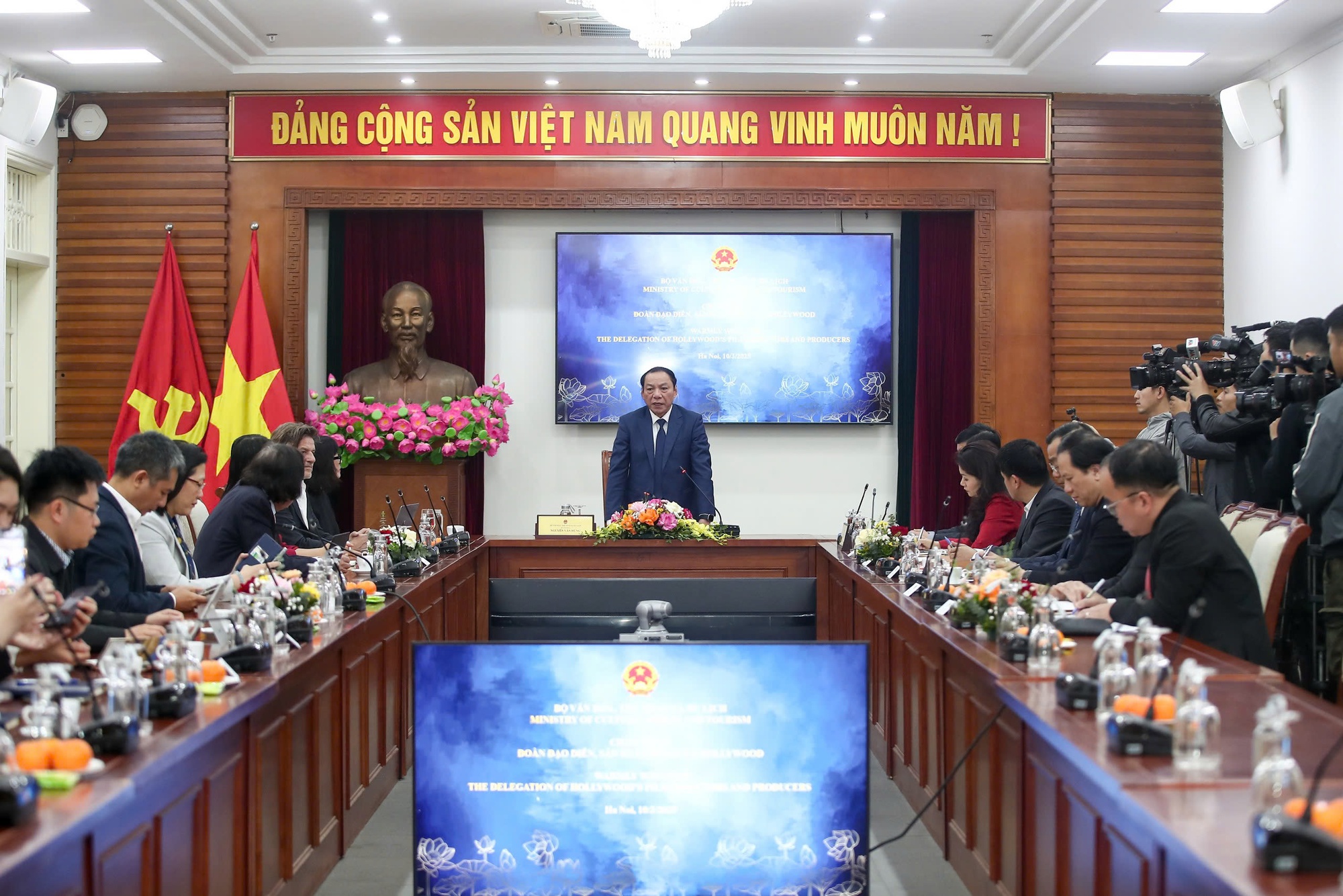 Bộ trưởng Nguyễn Văn Hùng làm việc với Giám đốc Sản xuất toàn cầu - Riot Studios về hợp tác làm phim ở Việt Nam- Ảnh 1.