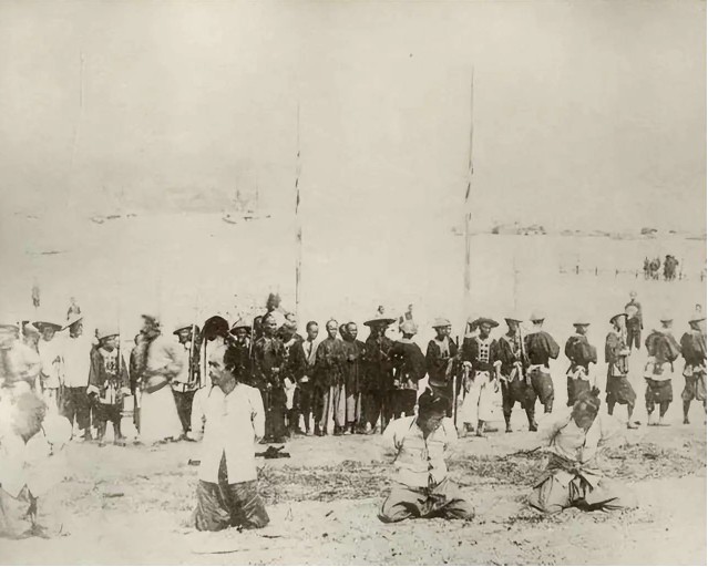 Ảnh hiếm thời Thanh: Nhà quan treo da hổ trấn trạch, đội quân thái giám của Từ Hi có điểm này khác thường- Ảnh 2.