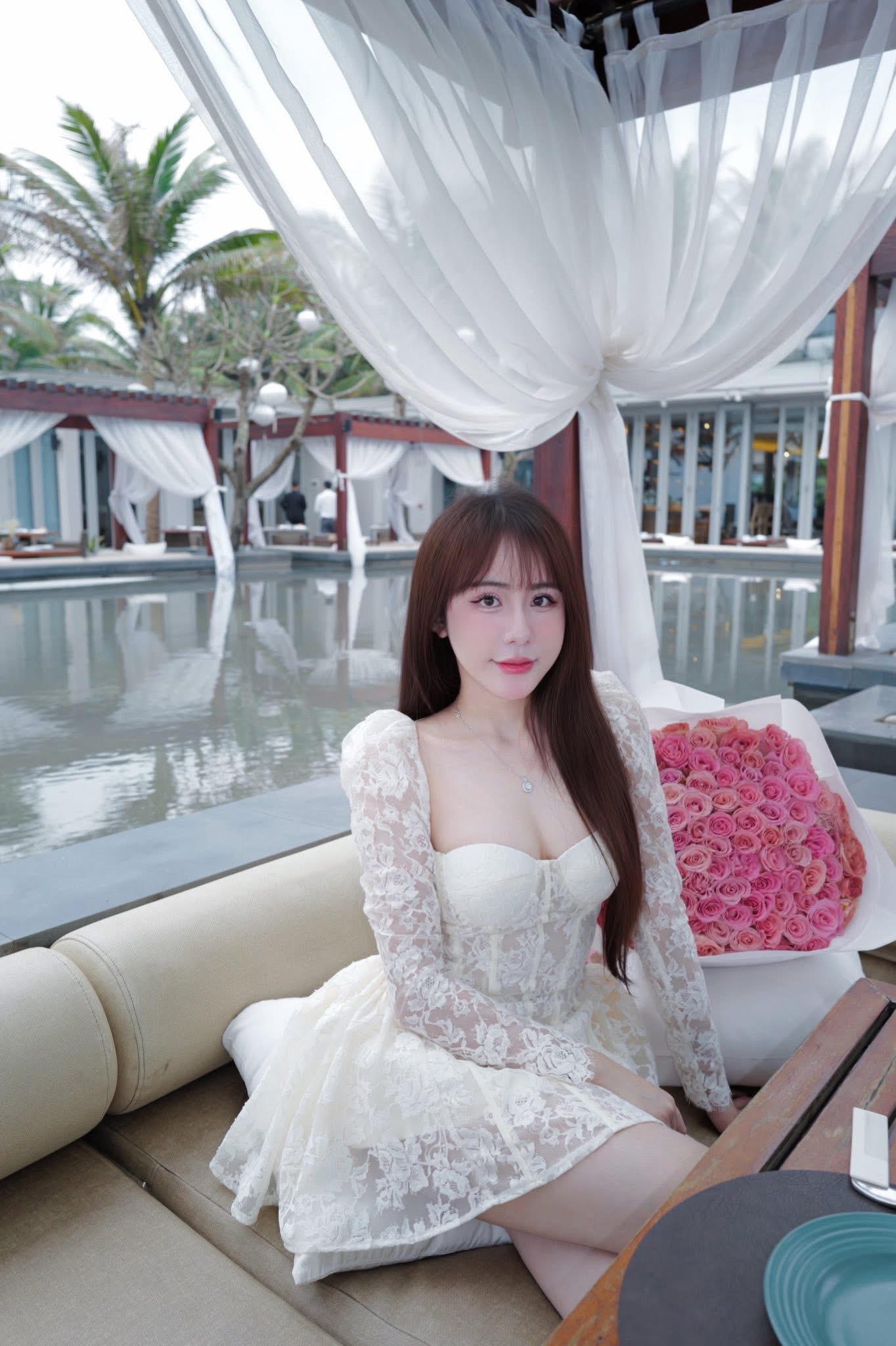 Khoe dáng cực phẩm dưới nắng Bali, hot girl Việt khiến MXH