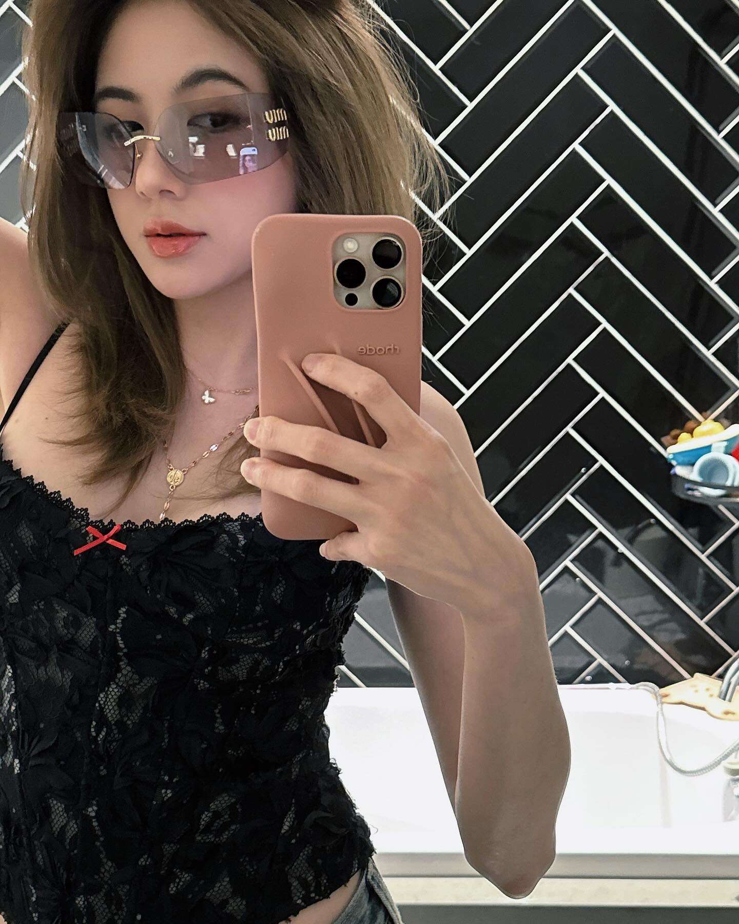 Visual cực bén của bà xã Rambo khi lên đồ đi xem concert- Ảnh 7.