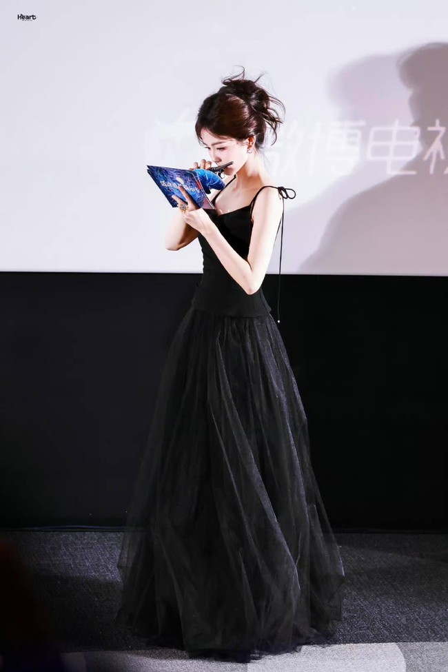 "Công chúa bong bóng" đẹp nhất màn ảnh Hoa ngữ hiện tại: Nhan sắc lên hương dữ dội, tỏa sáng rực rỡ hậu Đêm Hội Weibo anh 7 1736683075701280656243 1736684069664 17366840698261834954244