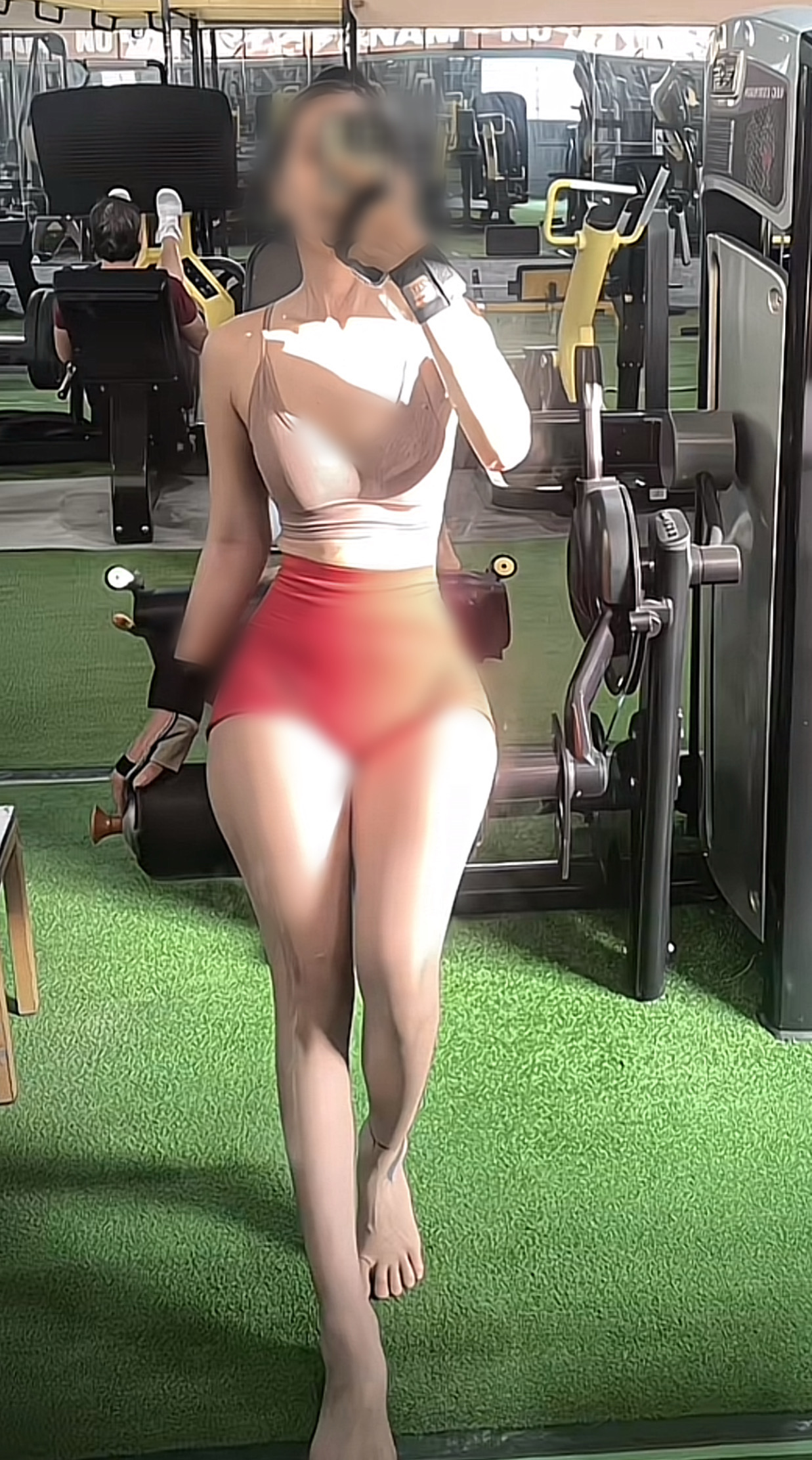 anh-7-17553057215961963929257-1755332580522-17553325807491072473652 "Hot girl bán cafe" phản ứng trước bàn tán, tự tin "flex" body cực gắt trong phòng gym anh 7 17553057215961963929257 1755332580522 17553325807491072473652