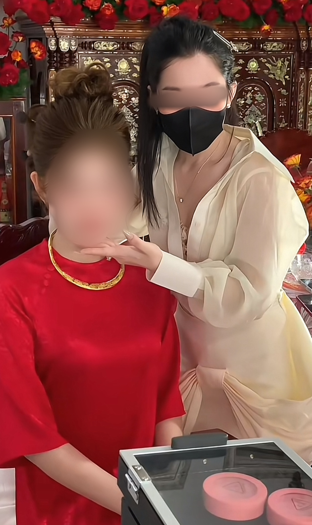 Diện váy ngắn, đầm hở lưng, thợ make-up gây xôn xao, bị cho là cố tình