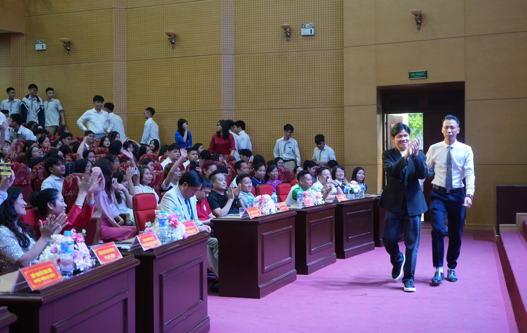 Trong buổi sáng 14/10, nhạc sĩ Nguyễn Văn Chung tới giao lưu với trường THPH Nguyễn Tất Thành