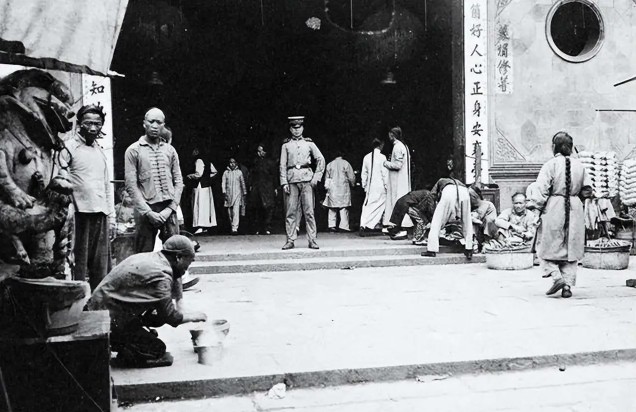 Ảnh hiếm thời Thanh: Nhà quan treo da hổ trấn trạch, đội quân thái giám của Từ Hi có điểm này khác thường- Ảnh 9.