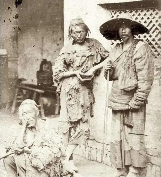 Ảnh hiếm thời Thanh: Nhà quan treo da hổ trấn trạch, đội quân thái giám của Từ Hi có điểm này khác thường- Ảnh 4.