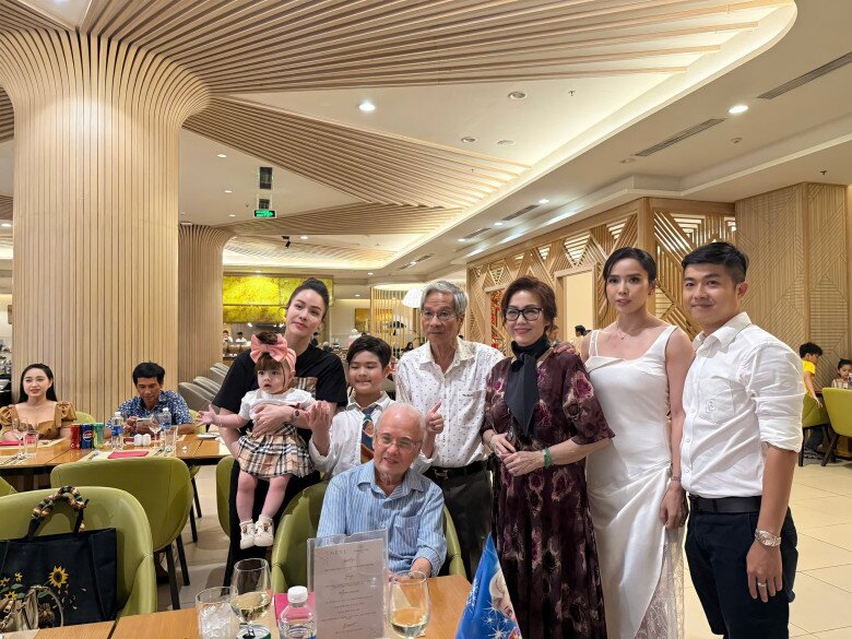 Nữ nghệ sĩ là đại gia có biệt thự TP.HCM 20 tỷ, 40 tuổi tự sinh con, bế con riêng về thăm nhà chồng cũ- Ảnh 5.