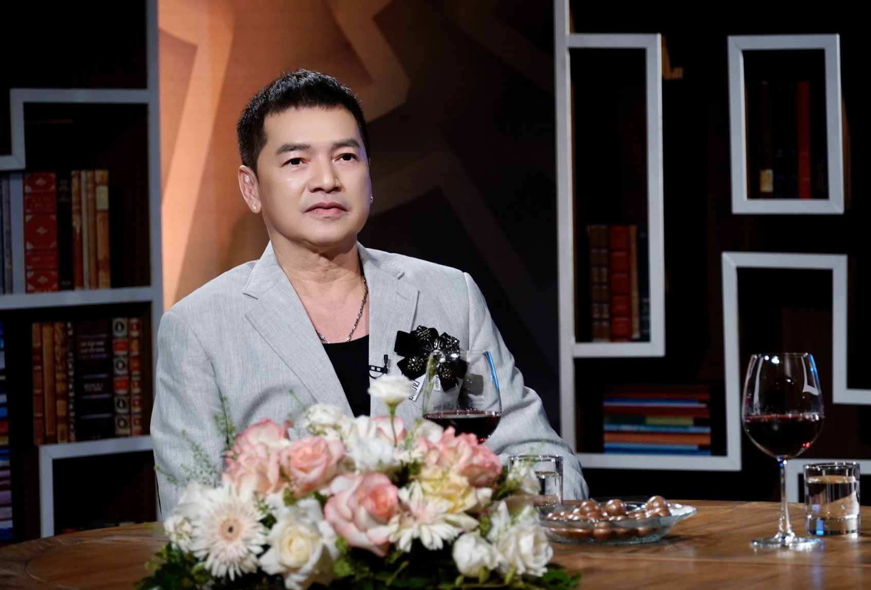 Sao nam Vbiz kết hôn lần 2 nhưng vẫn bị nghi ngờ giới tính, vợ mới