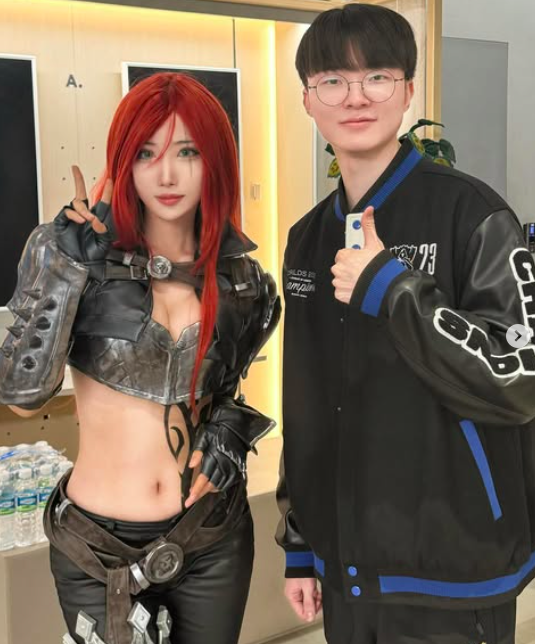 Ngắm loạt ảnh cosplay siêu nóng bỏng của fan nữ Faker, hút hồn game thủ- Ảnh 1. Ngắm loạt ảnh cosplay siêu nóng bỏng của fan nữ Faker, hút hồn game thủ- Ảnh 1.