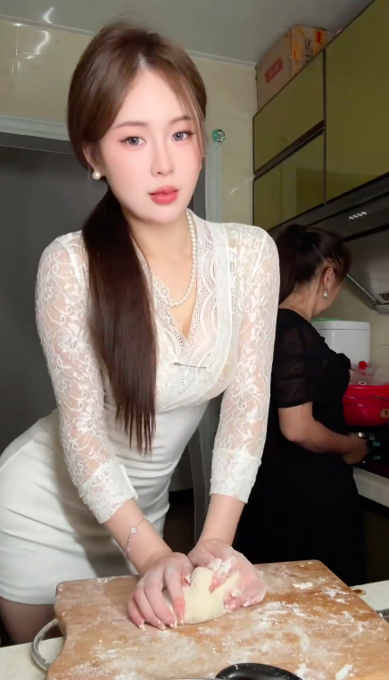 Đang nhảy sexy hút hồn fan thì bị mẹ